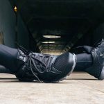 Paire de chaussures d'entraînement noires Under Armour.