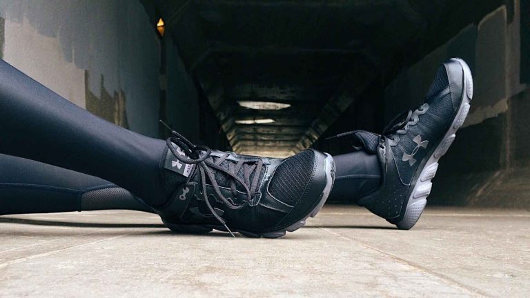 Paire de chaussures d'entraînement noires Under Armour.
