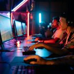 Les personnes qui jouent professionnellement sur des ordinateurs personnels.