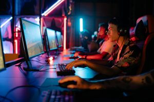 Les personnes qui jouent professionnellement sur des ordinateurs personnels.