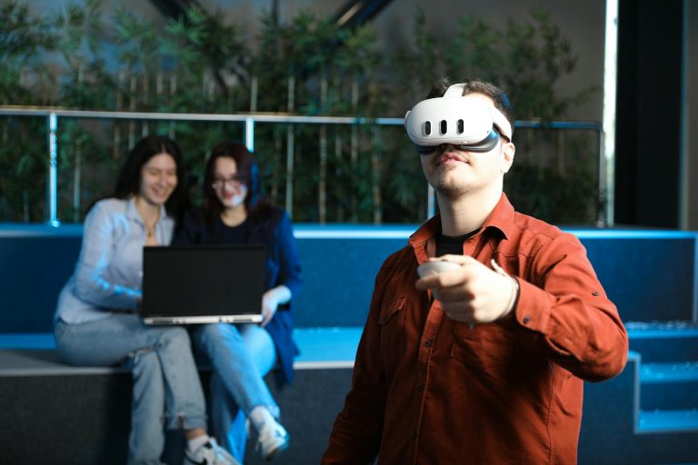 Les jeunes adultes apprécient la réalité virtuelle à l’intérieur.