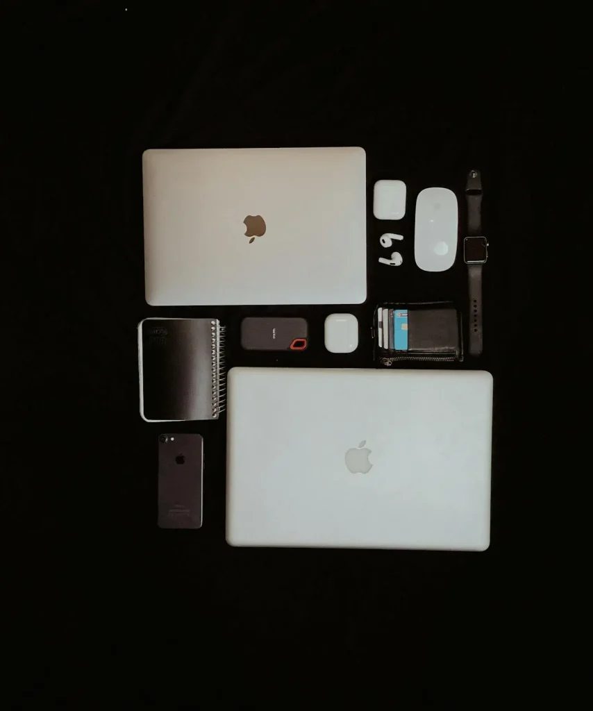 Μια συλλογή από κορυφαία τεχνολογικά gadgets εκτός smartphones, όπως ένα smartwatch, ασύρματα ακουστικά και ένα drone, τοποθετημένα σε ένα μοντέρνο γραφείο.