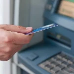 Donna d'affari concentrata che analizza dati finanziari su un laptop, simboleggiando la vigilanza necessaria per riconoscere e prevenire le frodi finanziarie.