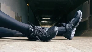 Giovani sorridenti in abbigliamento sportivo alla moda, che mostrano le ultime tendenze moda sportiva per uno stile di vita dinamico.