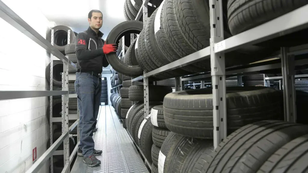 Dettaglio di un pneumatico per veicoli con battistrada innovativo, progettato per migliorare la sicurezza su strada in diverse condizioni.