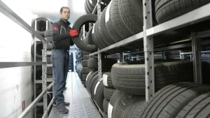 Dettaglio di un pneumatico per veicoli con battistrada innovativo, progettato per migliorare la sicurezza su strada in diverse condizioni.