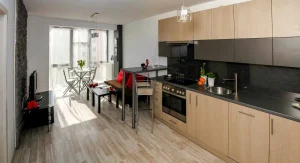 Soggiorno moderno con divano letto e tavolo pieghevole, perfette idee arredamento funzionale piccoli spazi.