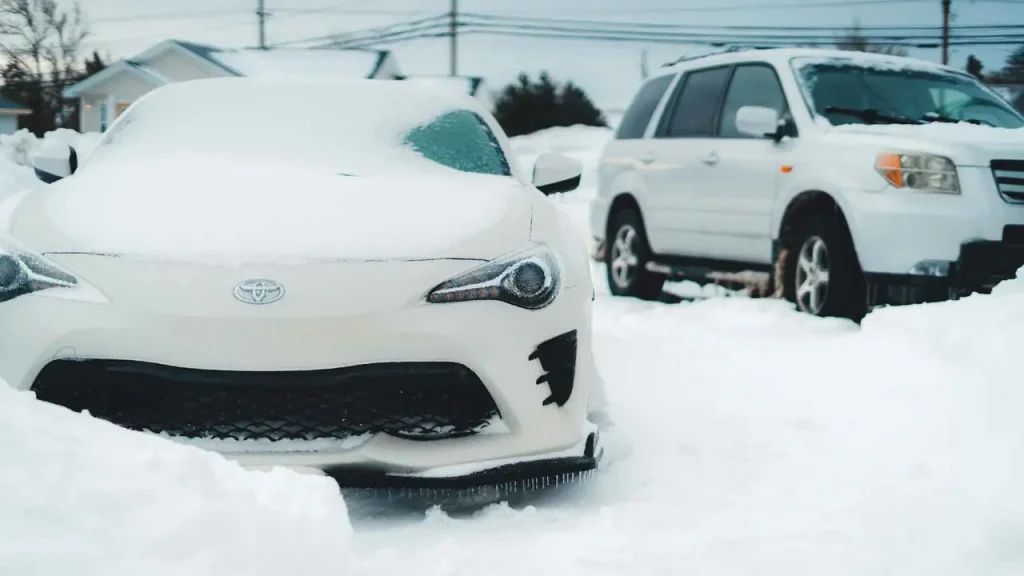 Automobile su strada innevata in montagna. Importanti i consigli guida sicura inverno.