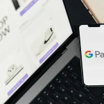 Icone digitali interconnesse che simboleggiano il Fintech e innovazione finanziaria in Italia, con grafici di crescita sullo sfondo.