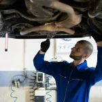 Prodotti per la pulizia e manutenzione dell'auto, raffigurando una guida completa alla cura dell'auto per una maggiore durata.
