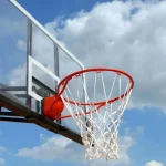 Įtemptas krepšinio žaidimas pilnoje arenoje, pabrėžiant krepšinį kaip vieną iš populiariausių sporto šakų Lietuvoje.
