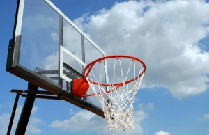 Įtemptas krepšinio žaidimas pilnoje arenoje, pabrėžiant krepšinį kaip vieną iš populiariausių sporto šakų Lietuvoje.