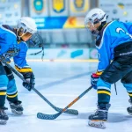 Daudzveidīgi sporta pasākumi, kas demonstrē populārākos sporta veidus Latvijā, ar aktīviem dalībniekiem un entuziastiskiem skatītājiem fonā.