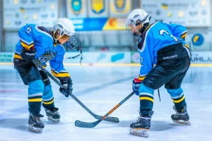 Daudzveidīgi sporta pasākumi, kas demonstrē populārākos sporta veidus Latvijā, ar aktīviem dalībniekiem un entuziastiskiem skatītājiem fonā.