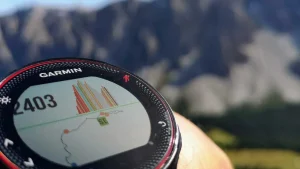 Pessoa usando um smartwatch desportivo durante a corrida, exibindo as vantagens de monitoramento de frequência cardíaca e GPS.