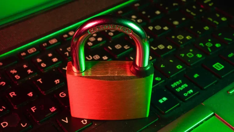 Scut digital luminos protejează un server rack. Simbolizează apărarea robustă împotriva amenințărilor cibernetice pentru afaceri.