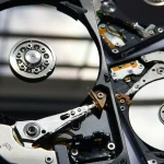 O persoană gestionează procesul de backup al datelor pe un dispozitiv de stocare extern, ilustrând cum să faci backup la date eficient.