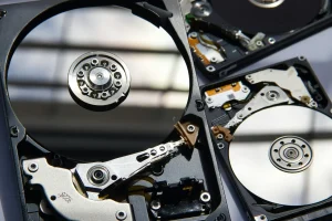 O persoană gestionează procesul de backup al datelor pe un dispozitiv de stocare extern, ilustrând cum să faci backup la date eficient.