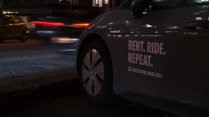 O flotă modernă de vehicule disponibile prin modele de închiriere auto și car sharing, optimizate pentru nevoile afacerilor.