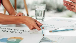 Antreprenor studiind un ghid digital cu schimbări fiscale, esențial pentru planificarea afacerii și conformitate.