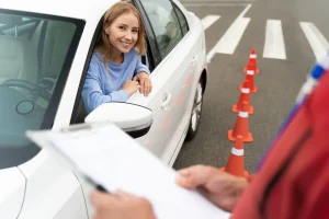 Muž drží v ruke vodičský preukaz pri pohľade na auto, symbolizujúci dopad zmien vodičských preukazov na automobilový priemysel.