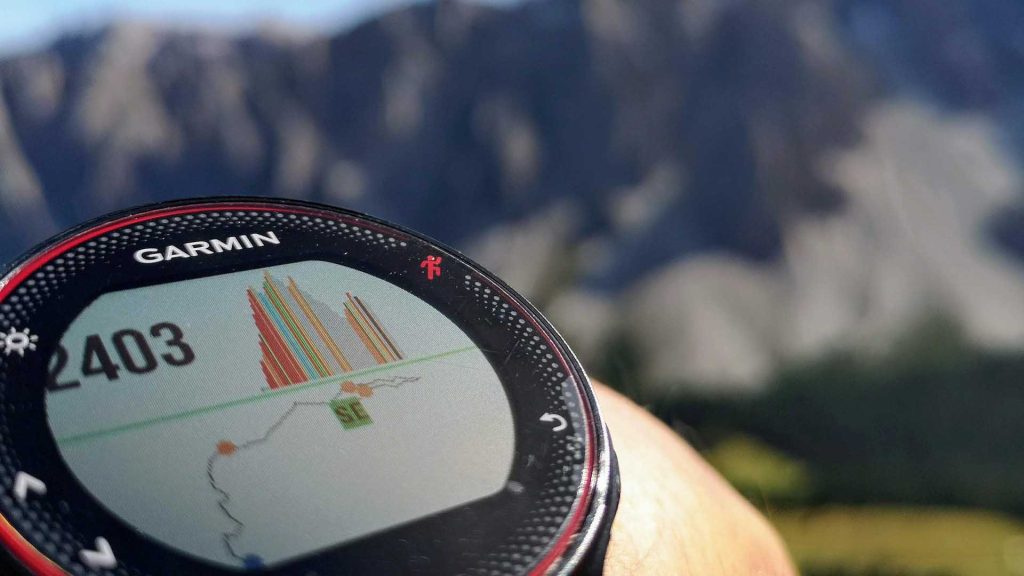 Smartwatch sportowy na tle gór.