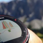 Smartwatch sportowy na tle gór.