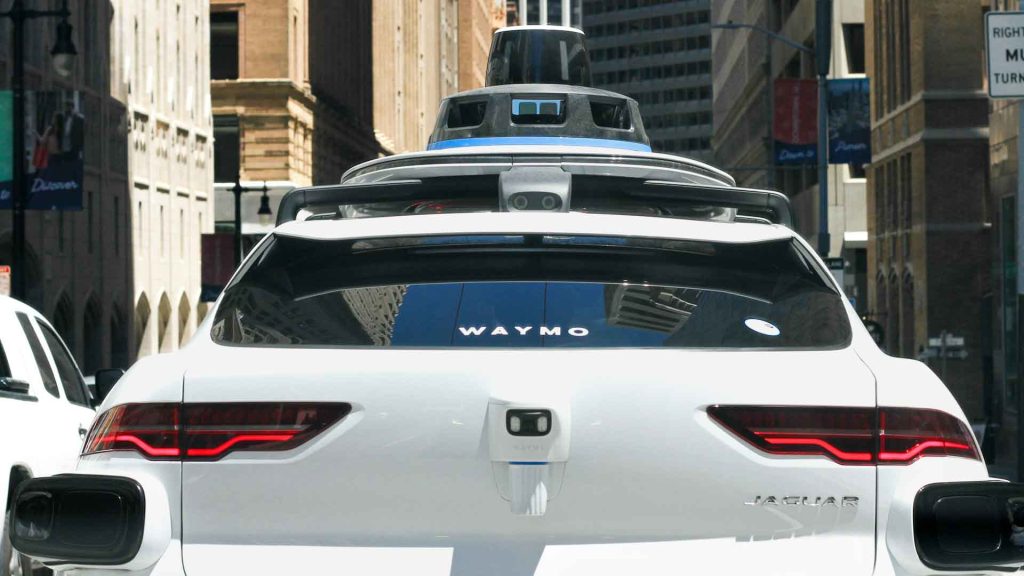 Autonomiczna taksówka Waymo.