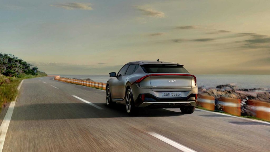 Elektryczny SUV jadący drogą wzdłuż wybrzeża.