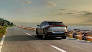 Elektryczny SUV jadący drogą wzdłuż wybrzeża.
