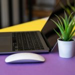 Nowoczesny laptop na kolorowym biurku.