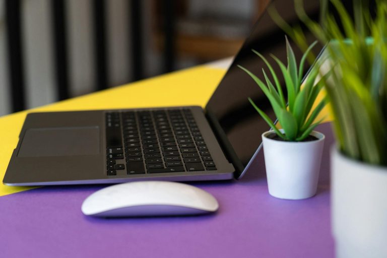 Nowoczesny laptop na kolorowym biurku.