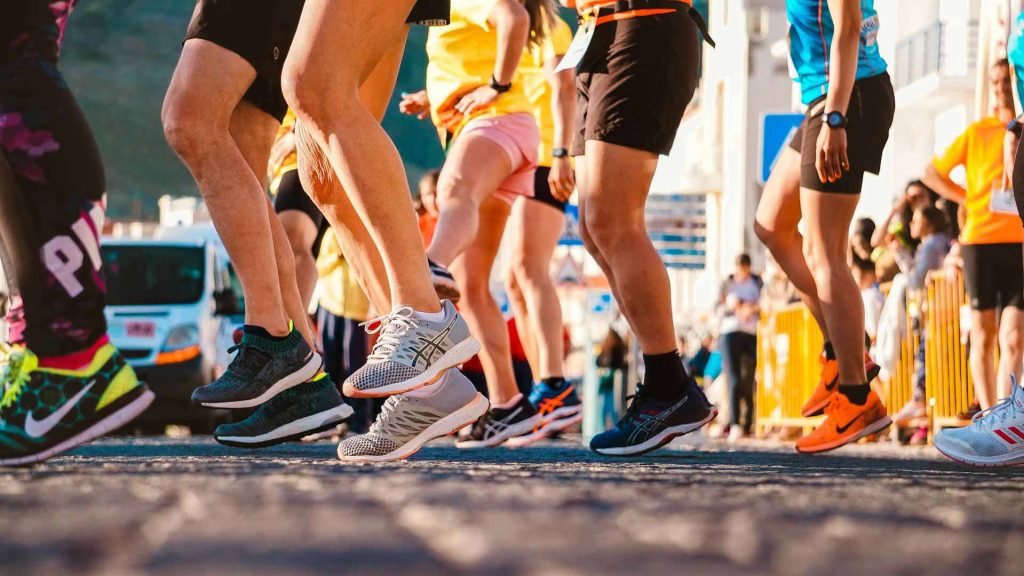 Biegacze rozgrzewający się przed maratonem.