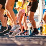 Biegacze rozgrzewający się przed maratonem.