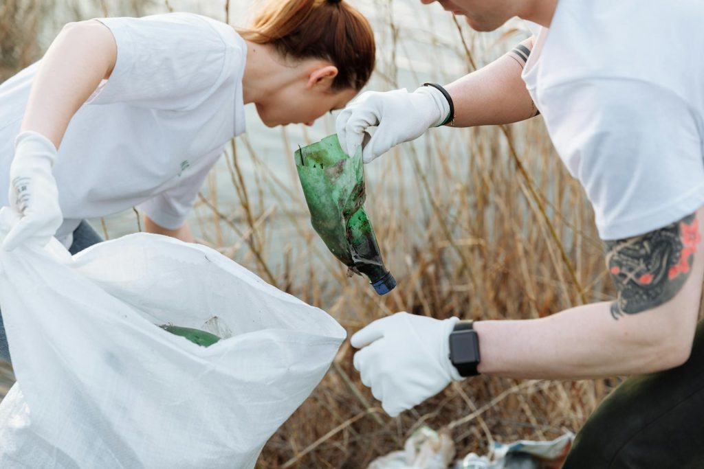 Wolontariusze zbierają śmieci i plastik.