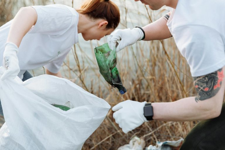 Wolontariusze zbierają śmieci i plastik.
