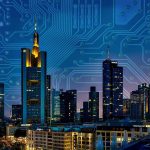 Panomara współczesnego miasta z przezroczystą nakładką ścieżek płytki PCB.