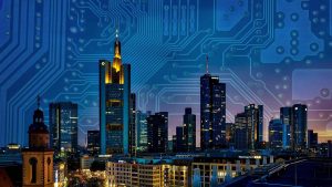 Panomara współczesnego miasta z przezroczystą nakładką ścieżek płytki PCB.